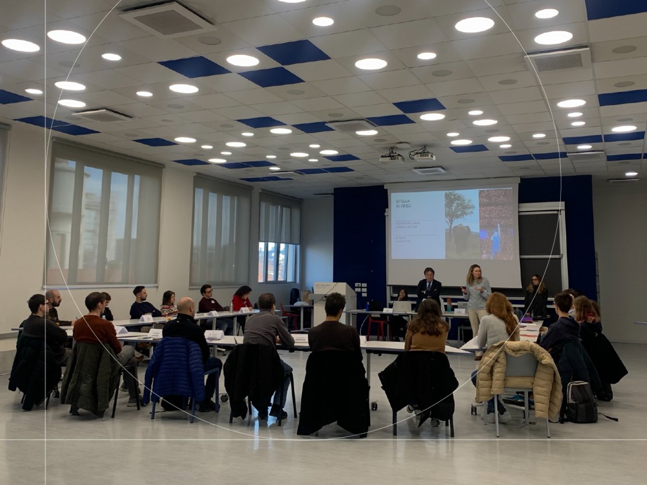 Incontro formativo in una sala conferenza con disposizione a ferro di cavallo class=